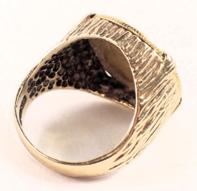 A replica Edward VII half gold sovereign dress ring, the replica coin dated 1907, in rubbed bark effect yellow metal band stamped 9ct, ring size Q½. - 3