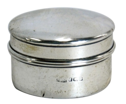 A George V silver trinket box, of cylindrical form, Birmingham 1935, 0.64oz, 5.5cm wide.