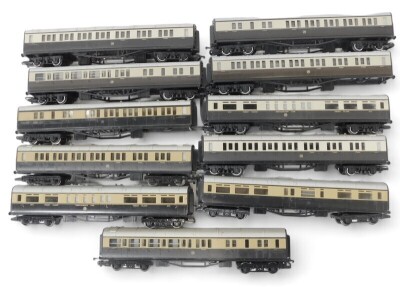 Hornby OO gauge carriages, to include luggage guard, restaurant car, etc.