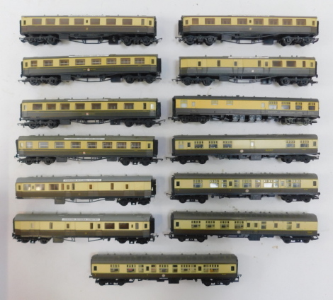 Hornby and Airfix OO gauge chocolate and cream coaches, including BR mark 1s, GWR Cornish Riviera coaches, etc. (a quantity)