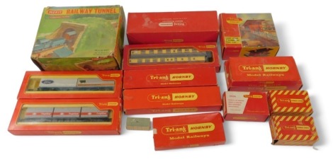 Tri-ang Hornby OO gauge rolling stock and accessories, including R719 freight liner wagon with two containers, R582 ticket office platform unit pack, Merit railway tunnel, etc. (1 tray)