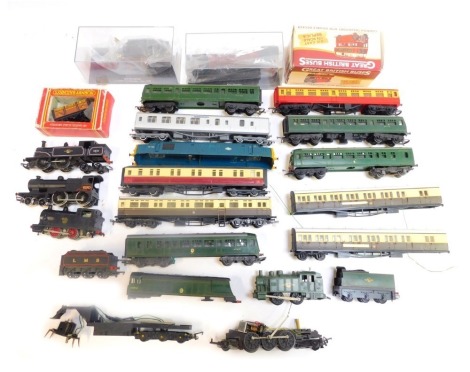 Hornby, Mainline and other OO gauge locomotive chassis, bodies, including 5514 Holyhead, class 37 130 in BR blue locomotive body, etc. (1 box)