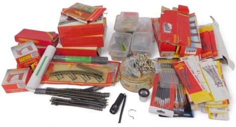 Hornby OO gauge accessories, including track mat accessory packs, track pack systems, single brick bridges, etc. (2 boxes)