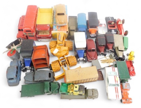 Dinky, Corgi and other diecast, including Telosade Oldsmobile Toronado, Dinky Ford D800, Corgi Tronics London bus, Corgi Toys Ford Mustang Fast Back 2+2, Dinky Toys Fordson flat bed truck, OO Dinky Toys Bedford, etc. (1 tray)