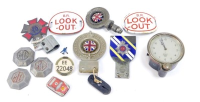 Various car badges, to include The Automobile Club Associate badge no. 57157, Royal Automobile badge associate, three MG caps, a Swift's dial Order of The Road 26 year driver enamel badge, an ER enamel badge, BR Look Out train shoulder pins, etc. (a quan