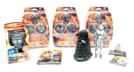 Doctor Who collectables, comprising The Micro Universe seven figure pack (x3), Doctor Who mini sticker book, Dalek keyring, Tardis phone flasher, Dalek model and Cyberman. (1 box)