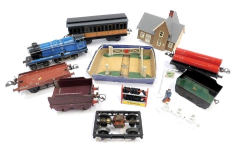 Hornby Dublo tinplate OO gauge railways, to include locomotive 10138, flatbed trailer, level crossing, AS wagon, etc., some boxed. (1 tray)