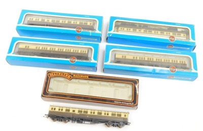 Airfix and Mainline Railways OO gauge coaches and rolling stock, including GWR auto coach, class B Suburban brake coach GWR livery, etc., boxed. (5)