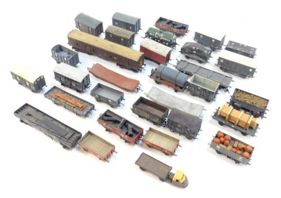 Kit built OO gauge brass and white metal OO gauge rolling stock, including CWS Milk Service tanker, GW Siphon G wagon, Southern Railway box van, plank wagons, etc. (1 tray)