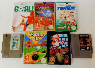 A Nintendo Entertainment System (NES), including accessories and games, including Super Mario Brothers, Super Spike Ball, Air Wolf, Metal Gear, Four Player Tennis, Nintendo World Cup, Goal, etc. (1 box) - 2