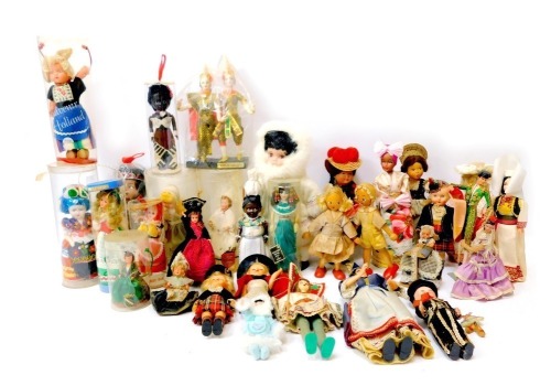 Souvenir dolls, including Bahama Queen doll, Maori doll, porcelain Alaska doll, etc. (1 box)