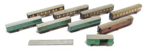 Hornby OO rolling stock, including Southern Railway coaches, Pullman coaches including Aries Car No 79 and Car No 74, Royal Mail TPO, etc. (1 tray)