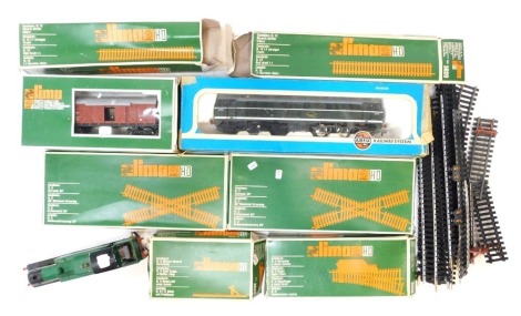 HO and OO gauge, comprising Lima HO gauge track, boxed, a Lima HO gauge wagon, boxed, an OO gauge kit built locomotive, and an Airfix railway systems OO gauge D5531 locomotive, boxed. (1 box)