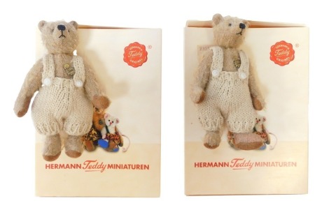 Two Hermann miniature Teddy bears, each in presentation box, 8cm high.