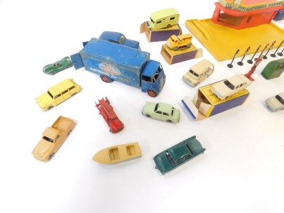 A Matchbox garage showroom and service station partial set, various loose playworn diecast vehicles, etc. (1 tray) - 3