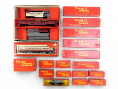 Triang Railways OO gauge rolling stock, including operating mail coach set, R334 diesel rail car centre unit, R16 break van, R113 good's wagon, R18 cable drum wagon, etc., boxed. (1 box)