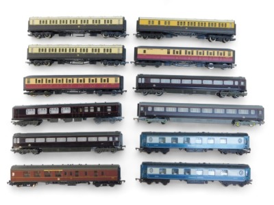 Hornby OO gauge coaches, including The Royal Train coaches, Golden Arrow first class coach, The Caledonian break coach, etc. (1 box)