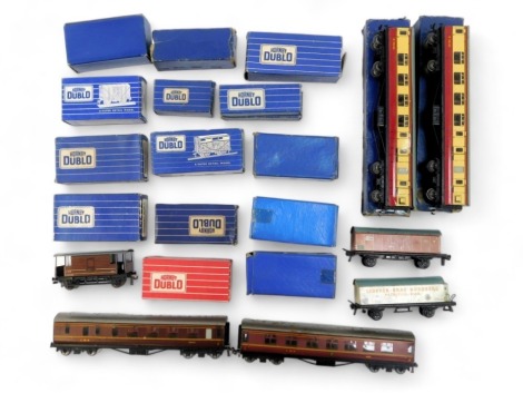 Hornby OO boxed and unboxed rolling stock, including D12 corridor coach, D1 goods van, SD6 12 tonne ventilated van, D1 cattle truck, D1 a low sided wagon, etc. (1 tray)