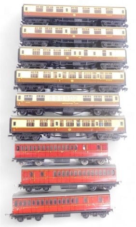 Hornby Dublo coaches, including BR mark 1 corridor composite coaches, restaurant car and three Hornby Dublo corridor coaches in maroon. (1 tray)