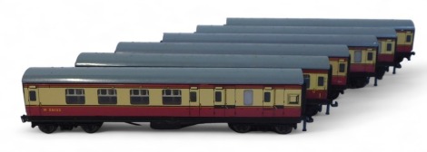 Hornby OO coaches, including First Class corridor coach, First and Third corridor coach, restaurant car, etc. (1 tray)