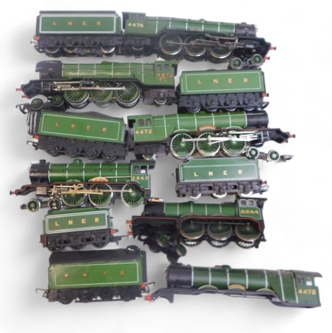 Hornby OO gauge locomotives, including class A1 locomotive 4472 Flying Scotsman, class A1 locomotive 4476 Royal Lancer, football class locomotive Machester United, etc. (1 box)