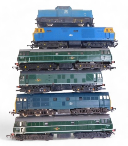 Triang, Airfix and other OO gauge diesel locomotives, including class 31 401 in BR blue, class 35 Hymek D7063 in BR blue, class 31 locomotive D5572 in BR green, etc. (1 tray)