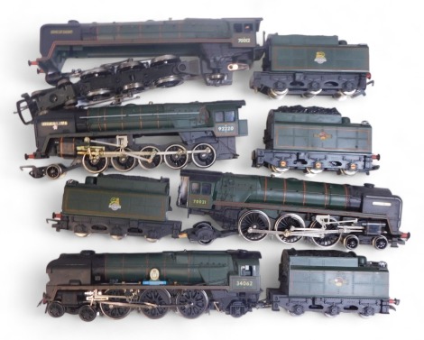 Hornby OO gauge locomotives, including Britannia class 70021 Morning Star, 70012 John of Gaunt, rebuilt Battle of Britain class locomotive 17 squadron 30462 in BR green, etc. (1 tray)