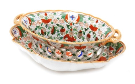 An early 19thC Spode pearlware Crazy Cow pattern chestnut basket on stand, pattern number 941, painted and impressed marks, basket 23cm wide, stand 25cm wide. (AF)