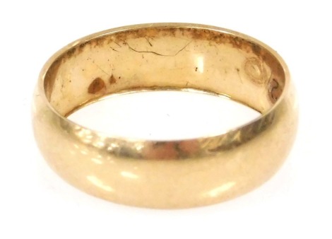 A 9ct gold plain wedding band, size P, 3.3g.