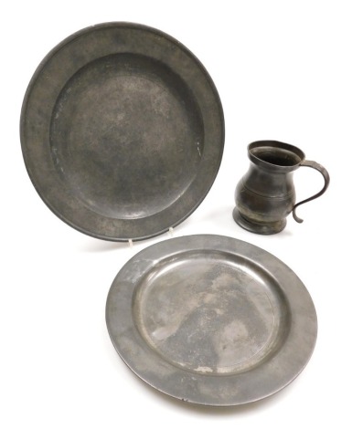 A 19thC Scottish pewter charger, by J Wilie of Glasgow, impressed and touch marks, 36cm wide, a pewter plate, with London touch marks, 30.5cm wide, and a Victorian pewter quart tankard. (3)