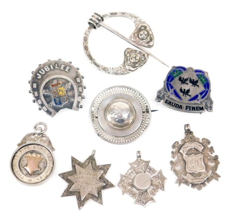 Victorian and later silver brooches and medallions, including a silver and enamel buckle with moto "Lauda Finem", a Celtic brooch, horseshoe brooch for Queen Victoria's Golden Jubilee 1887 and a Mexican hat brooch. (8)