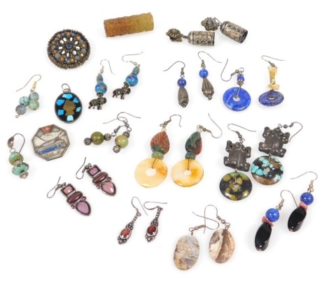 Silver and costume jewellery, earrings and brooches, including turquoise and lapis lazuli set earrings, Navajo pin beadwork brooch, and a bade for VLS, Swiss railways. (qty)