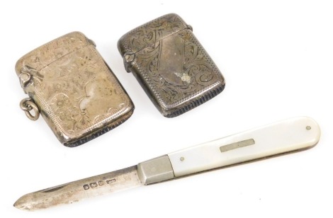 A Victorian silver vesta case, with foliate engraving, vacant banner reserve, Birmingham 1898, George V silver vesta case, with floral and foliate engraving, vacant reserve, Birmingham 1923, 0.98oz, together with a George V silver and mother of pearl boun