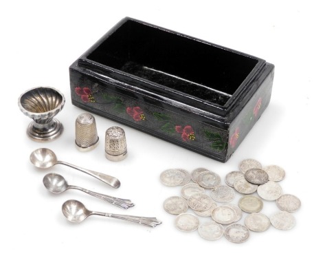 Edward VII and George V silver threepenny bits, two silver thimbles, and three silver salt spoons, and a silver egg cup. 2.13oz.