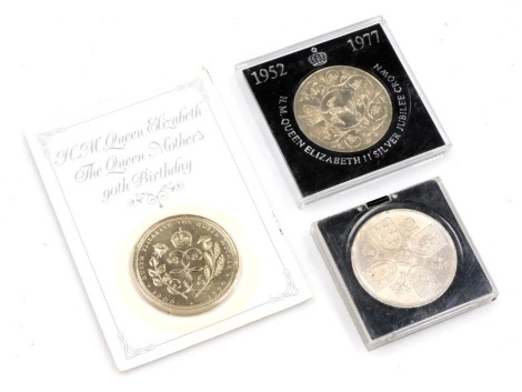 A Queen Elizabeth II Silver Jubilee crown 1977, a crown to commemorate the Queen Mother's 90th birthday, and a Queen's Coronation five shilling coin. (3)