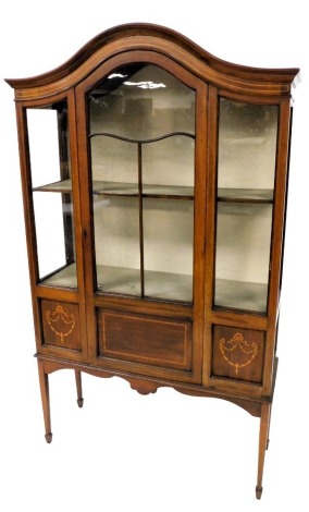 An Edwardian mahogany marquetry and chequer banded display cabinet, with an arched top over a glazed door, flanked by glazed panels on square tapering legs, 105cm wide.