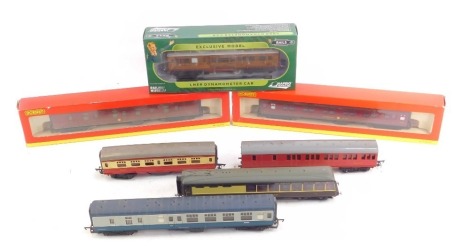 A group of Hornby and other OO gauge carriages, to include R4204 BR MK1 parcels coach (Midland Region) M80532, sleeping car, M2008, etc., some boxed.