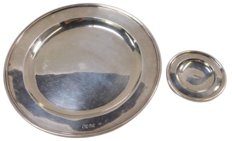 A Victorian silver salver, with ribbed border and inset tray, maker CB, London 1863, 23cm diameter, 10.86oz., and a plated stand, 8cm diameter. (2)