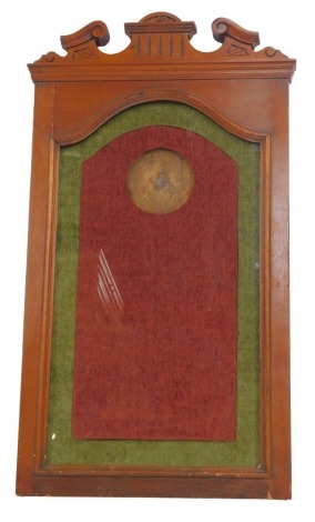 An Edwardian WWI Death plaque or penny walnut frame, the top with carved decoration above a shaped central panel with a section for a death penny or plaque, 86cm x 48cm.