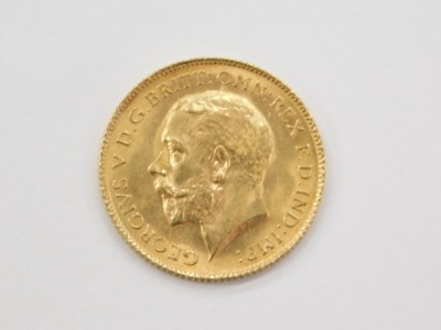 A George V half gold sovereign, dated 1915. - 2