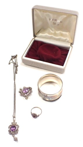 A group of silver and other jewellery and effects, comprising a silver and amethyst style pendant and brooch set, the brooch 2cm wide, the pendant 3cm high, a paste stone set silver dress ring, and a silver napkin ring of plain design, in fitted case, 23.