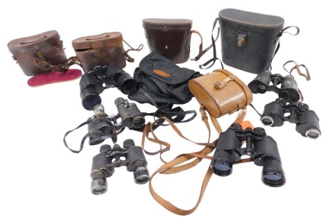 A quantity of binoculars, to include some in leather cases. (AF)