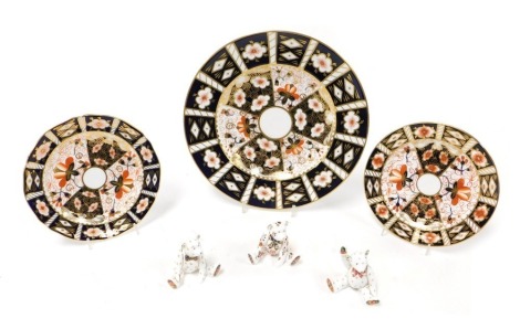 A Royal Crown Derby Imari porcelain plate, pattern number 2451, second, together with a pair of tea plates and three figures of seated teddy bears.