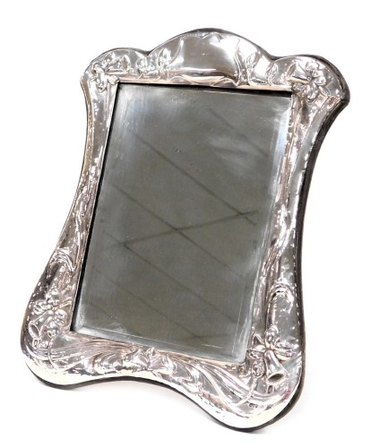 An Elizabeth II silver strut photograph frame, embossed with stylised daffodils, London 1983, 30cm high, 24cm wide.