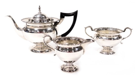 An Edward VII silver three piece tea set, of baluster form, comprising tea pot, cream jug and sugar bowl, Birmingham 1904, 17.73oz all in.