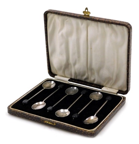 A set of six George V silver coffee spoons, with coffee bean terminals, cased, Birmingham 1926, 1.15oz.