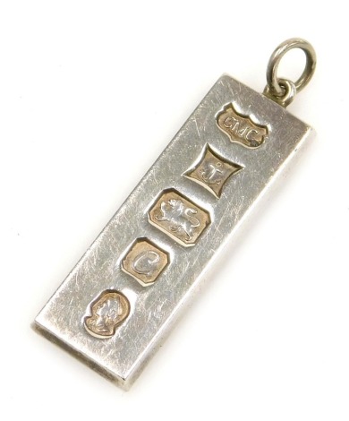 A silver ingot pendant, to commemorate Queen Elizabeth II's Silver Jubilee, Birmingham 1977, 15.4g.