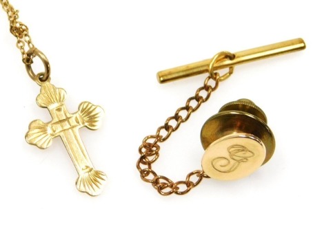 A 9ct gold pendant cross on chain, 1.4g, and a tie pin, the oval pin initial engraved, stamped 10k, 0.5g. (2)