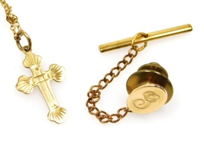 A 9ct gold pendant cross on chain, 1.4g, and a tie pin, the oval pin initial engraved, stamped 10k, 0.5g. (2)