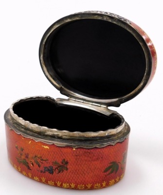 An 18thC French Vernis Martin snuff box, of oval form, with white metal mounts, painted with floral sprays and sprigs, 9cm wide. - 2